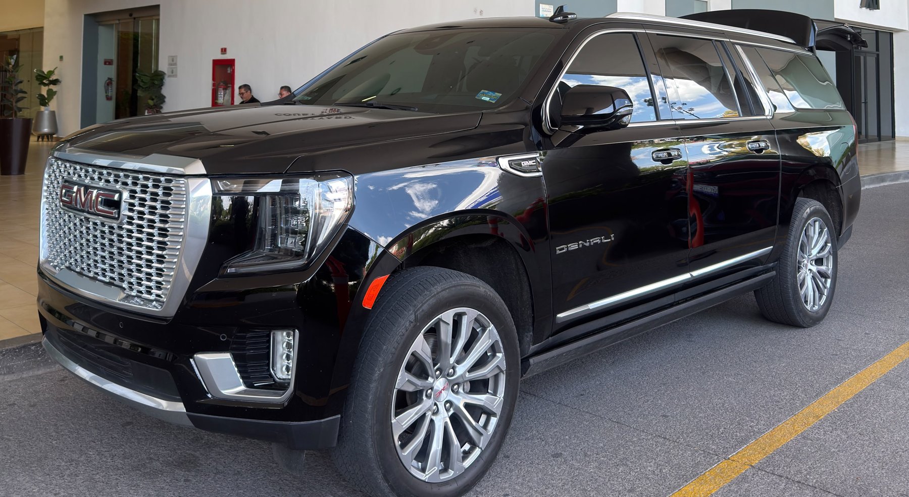 GMC Yukon Denali negra de Certov Executive lista para un evento