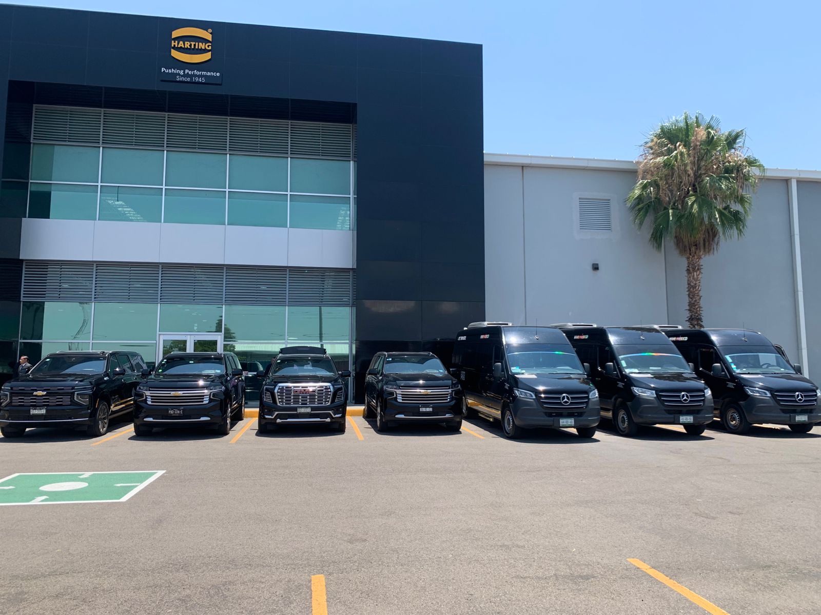 Flota de Certov Executive: Suburban, GMC Yukon y Mercedes-Benz Sprinter
